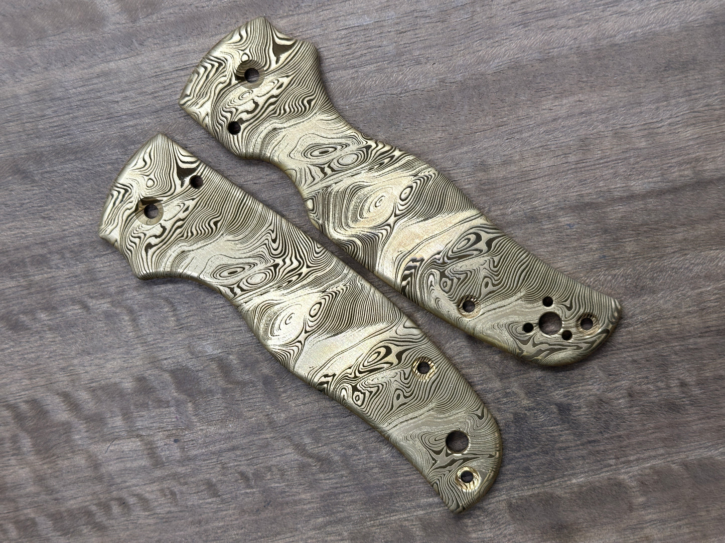 Dama TWIST pattern engraved Brass Scales for SHAMAN Spyderco