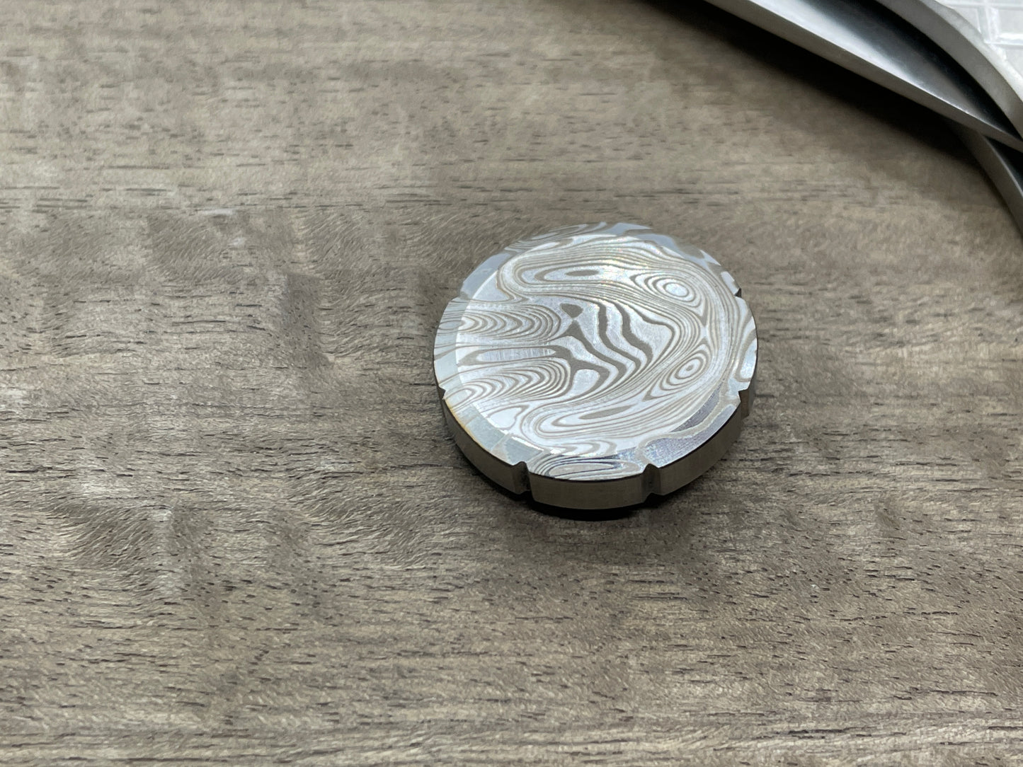 Dama FISH pattern engraved Stainless Steel Spinning Worry Coin Spinning Top