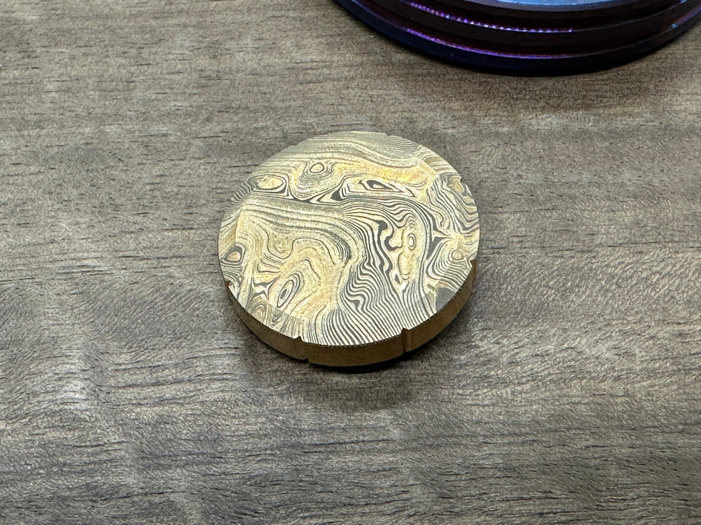 Dama TWIST pattern engraved Brass Spinning Worry Coin Spinning Top