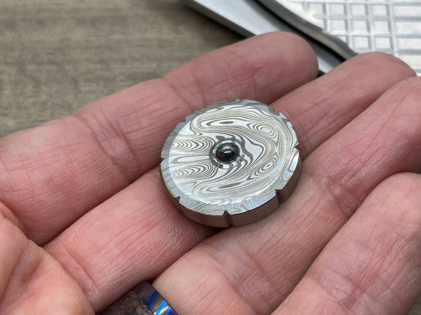 Dama FISH pattern engraved Stainless Steel Spinning Worry Coin Spinning Top