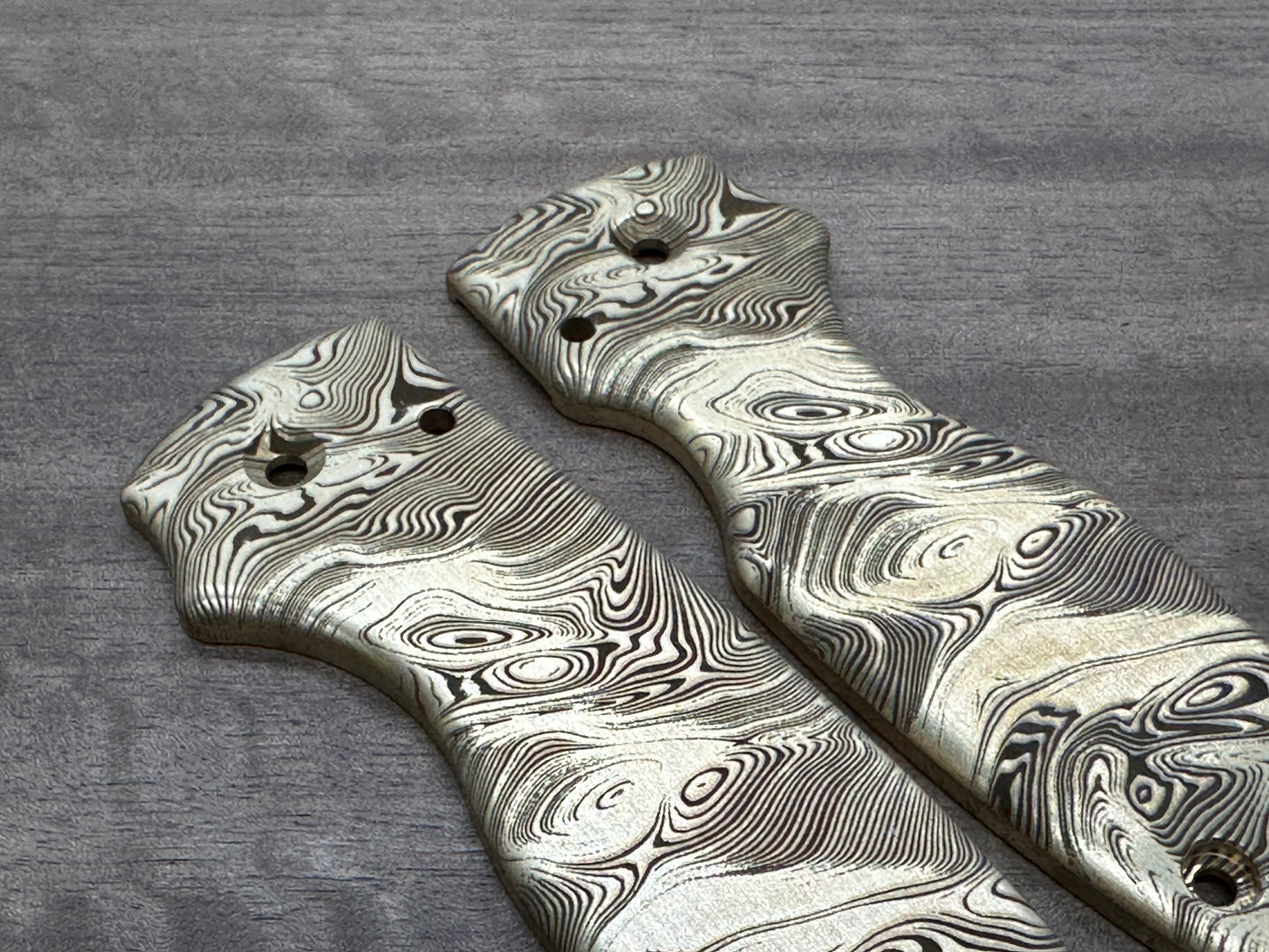 Dama TWIST pattern engraved Brass Scales for SHAMAN Spyderco