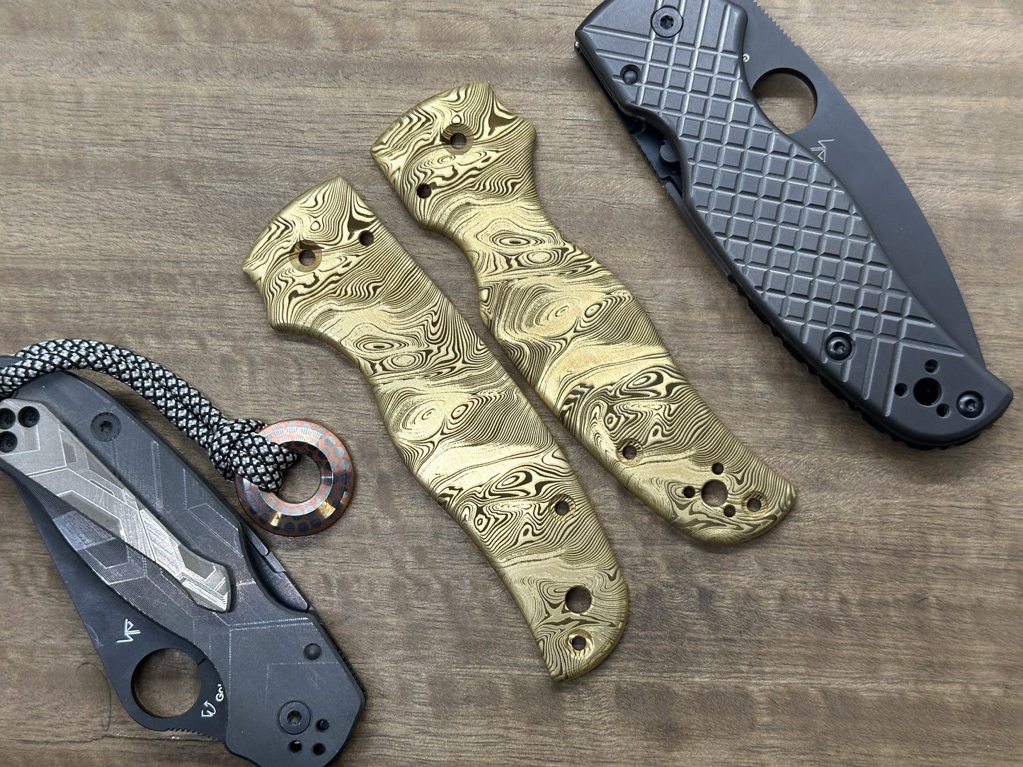 Dama TWIST pattern engraved Brass Scales for SHAMAN Spyderco
