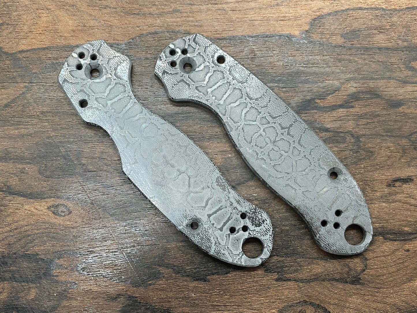 REPTILIAN engraved Zirconium Scales for Spyderco Para 3