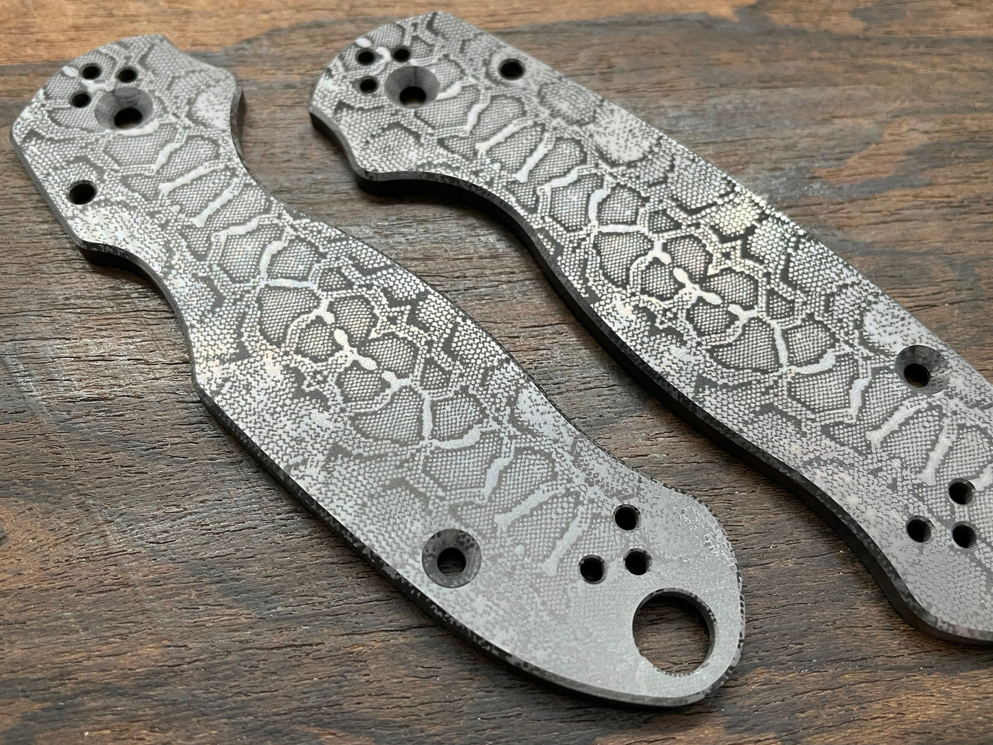 REPTILIAN engraved Zirconium Scales for Spyderco Para 3