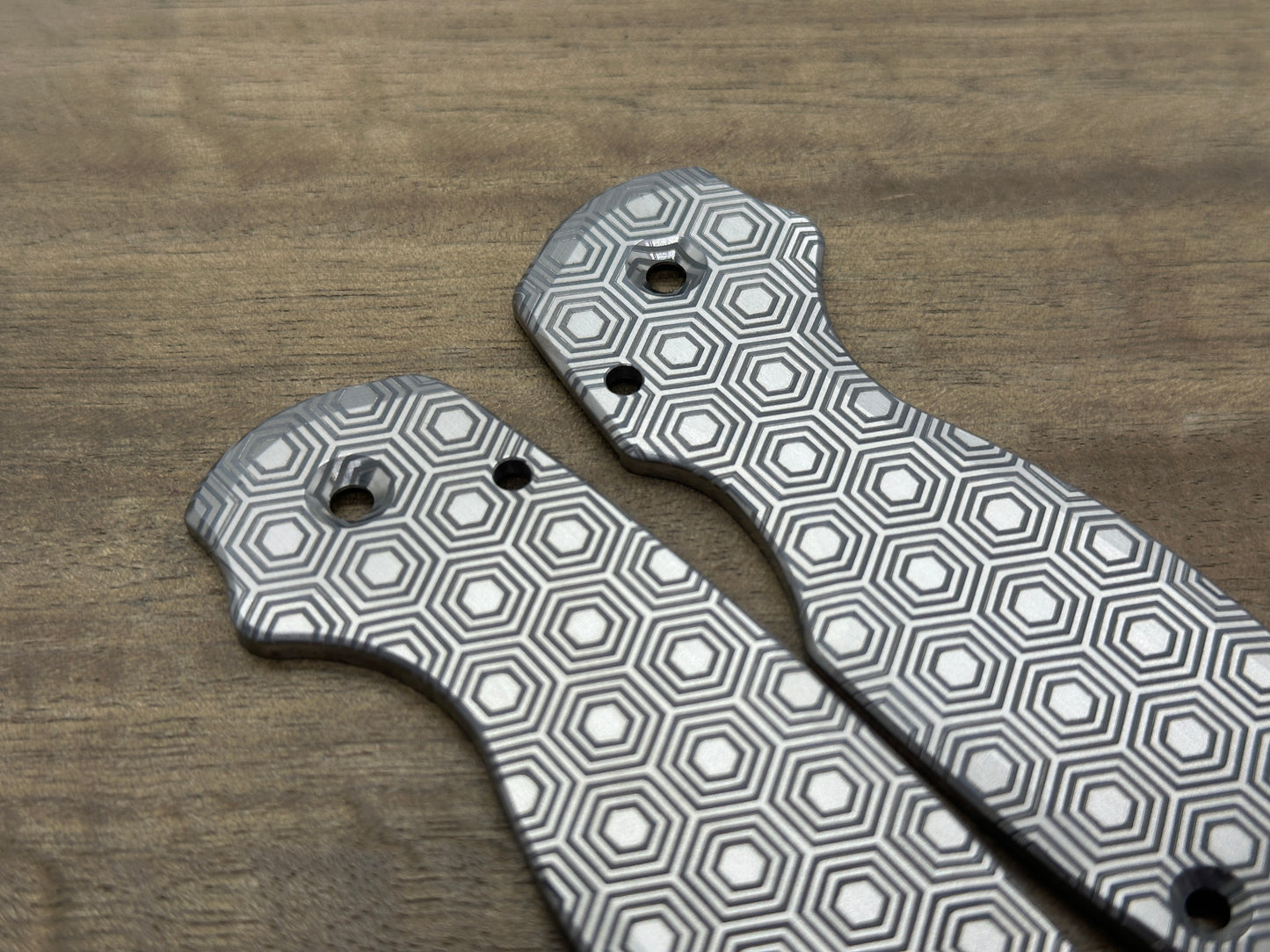 HONEYCOMB engraved Titanium Scales for Spyderco Para 3