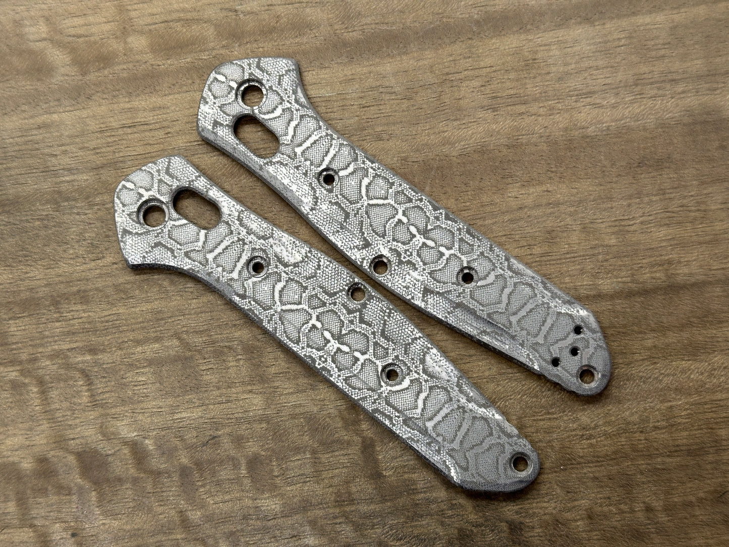 REPTILIAN engraved Titanium Scales for Benchmade 940 Osborne