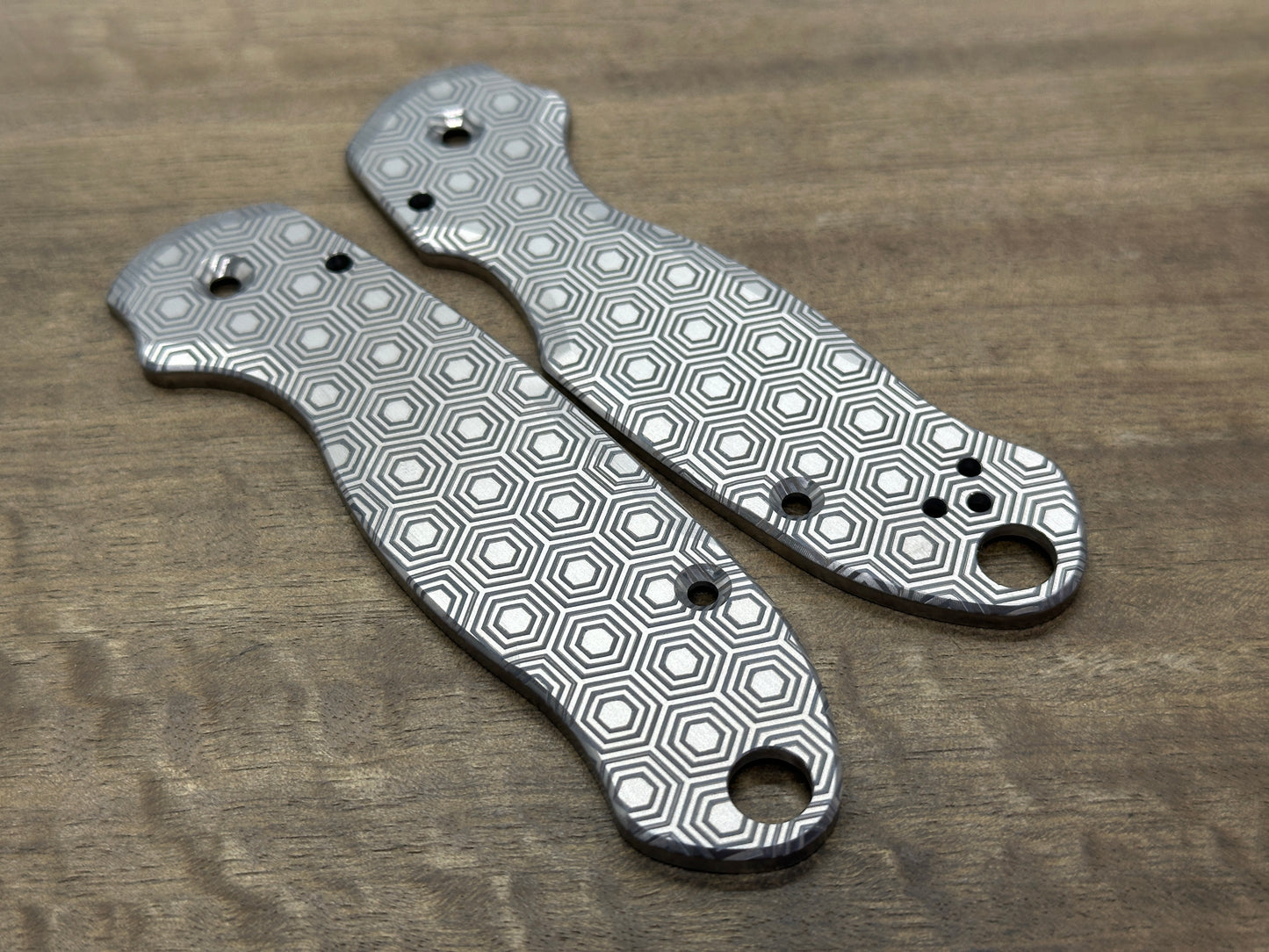 HONEYCOMB engraved Titanium Scales for Spyderco Para 3