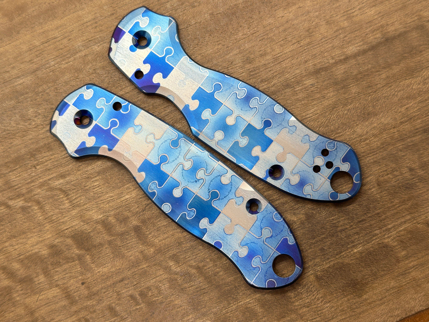 JIGSAW PUZZLES Blue Flamed heat ano engraved Titanium Scales for Spyderco Para 3