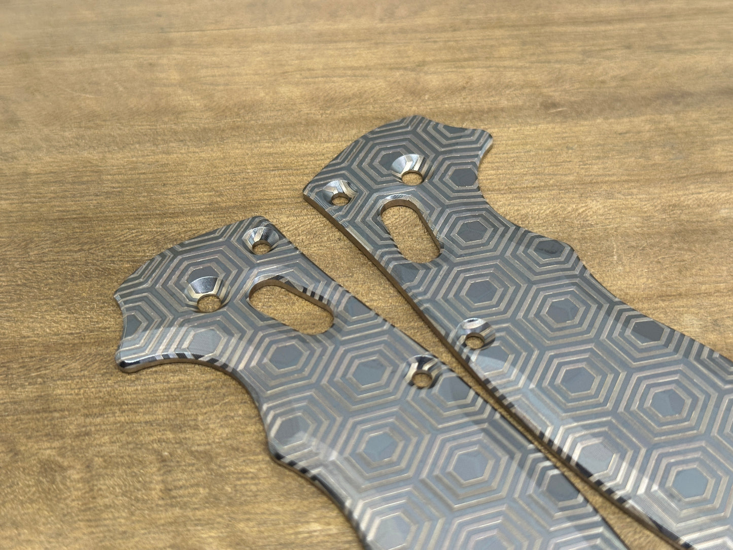 HONEYCOMB Black engraved Titanium scales for Spyderco MANIX 2