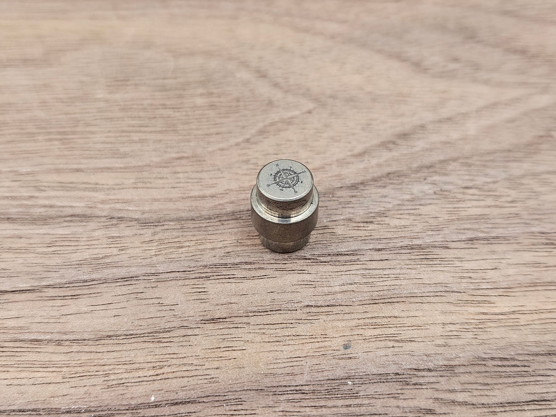 CLR Hole Plug for Spyderco Pm2/Pm3 Zirconium - Compass