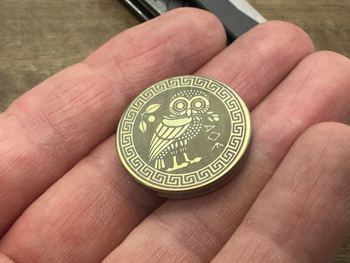 The OWL Golden ano engraved Titanium Coin for Billetspin GAMBIT