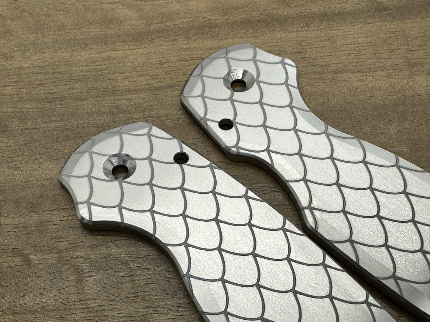 DRAGONSKIN engraved Titanium Scales for Spyderco Para 3