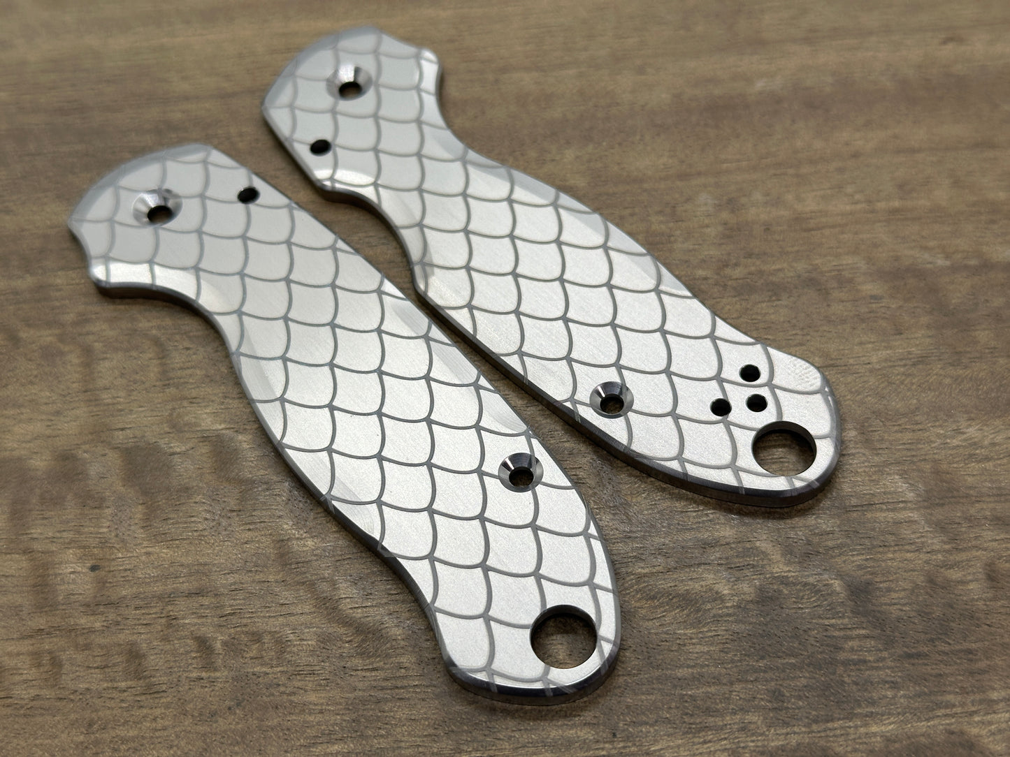 DRAGONSKIN engraved Titanium Scales for Spyderco Para 3