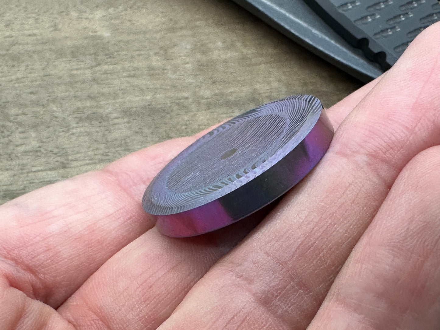 4 sizes Dama WAVE Teal-Magenta engraved Titanium Worry Coin