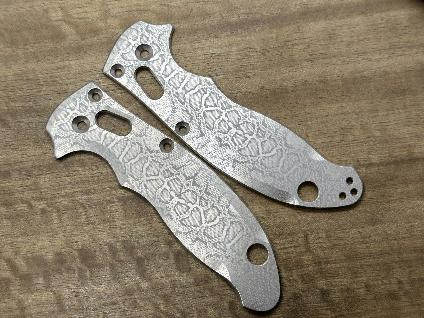 REPTILIAN engraved Titanium scales for Spyderco MANIX 2