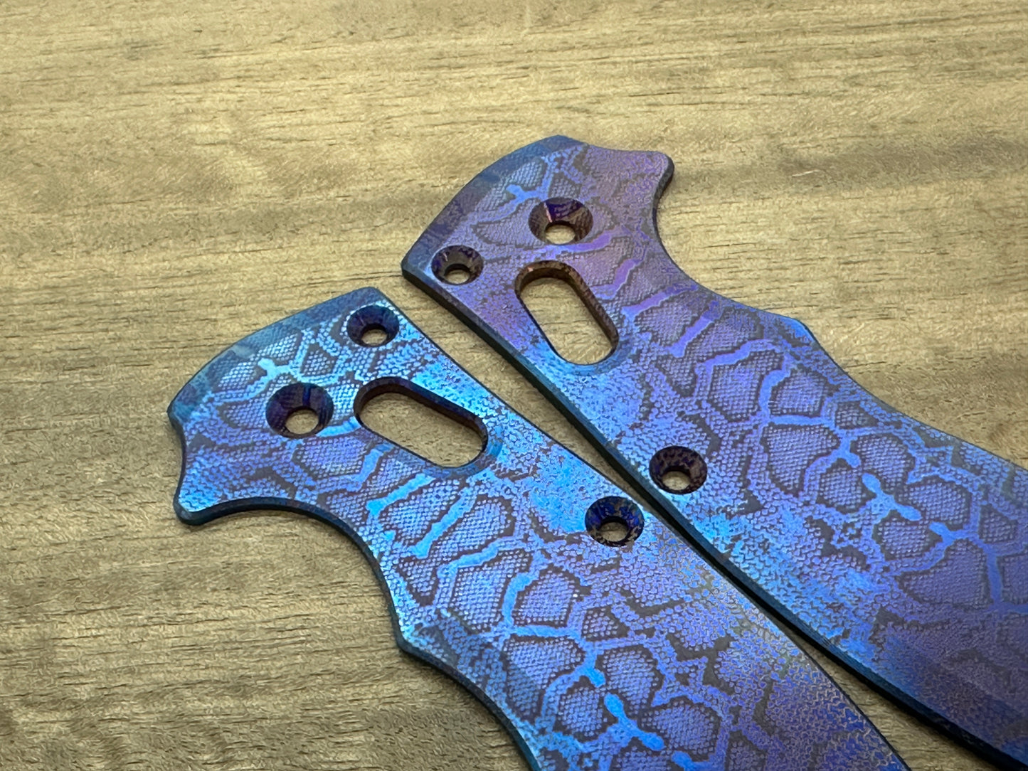 Flamed REPTILIAN engraved Titanium scales for Spyderco MANIX 2