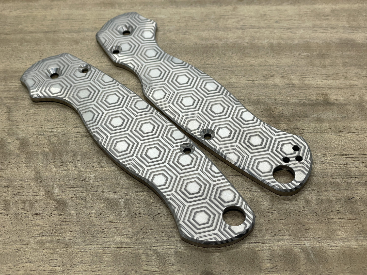 HONEYCOMB engraved Titanium scales for Spyderco Paramilitary 2 PM2