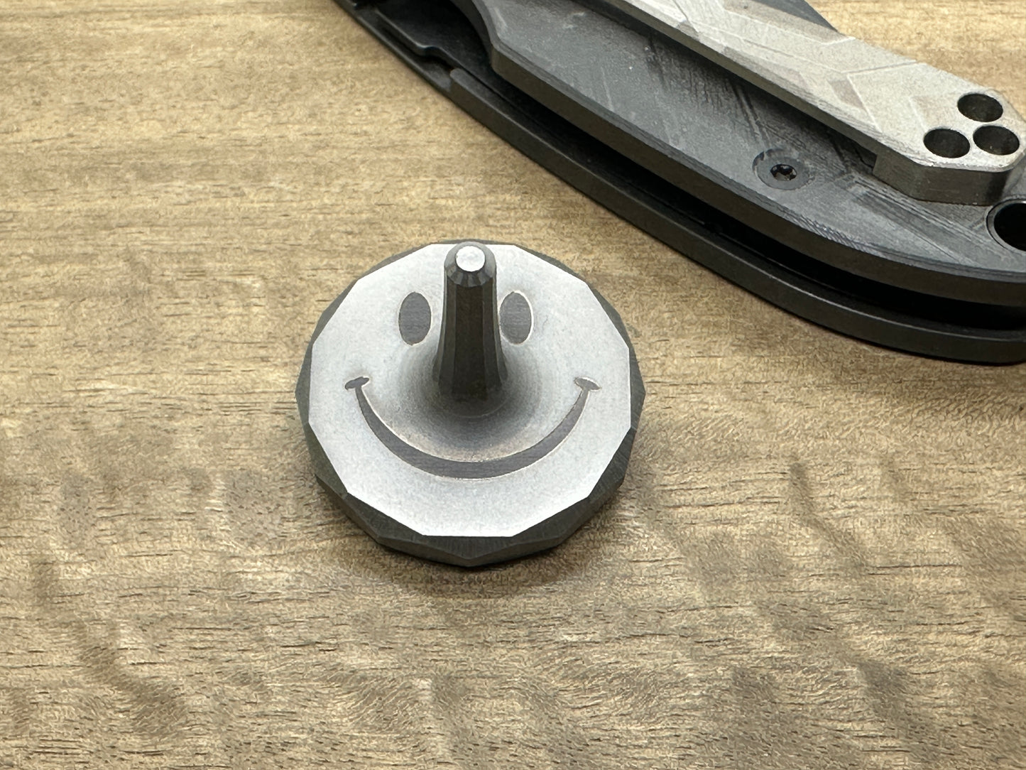 Spinning Top Dark SMILEY Titanium