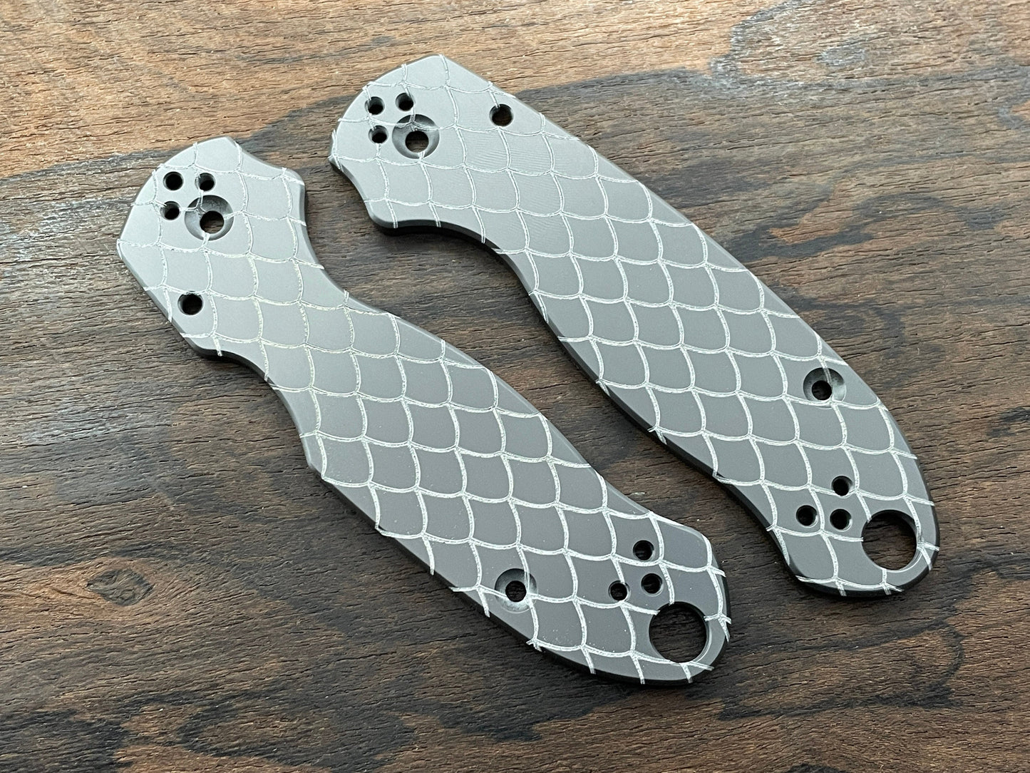 DRAGONSKIN engraved Zirconium Scales for Spyderco Para 3