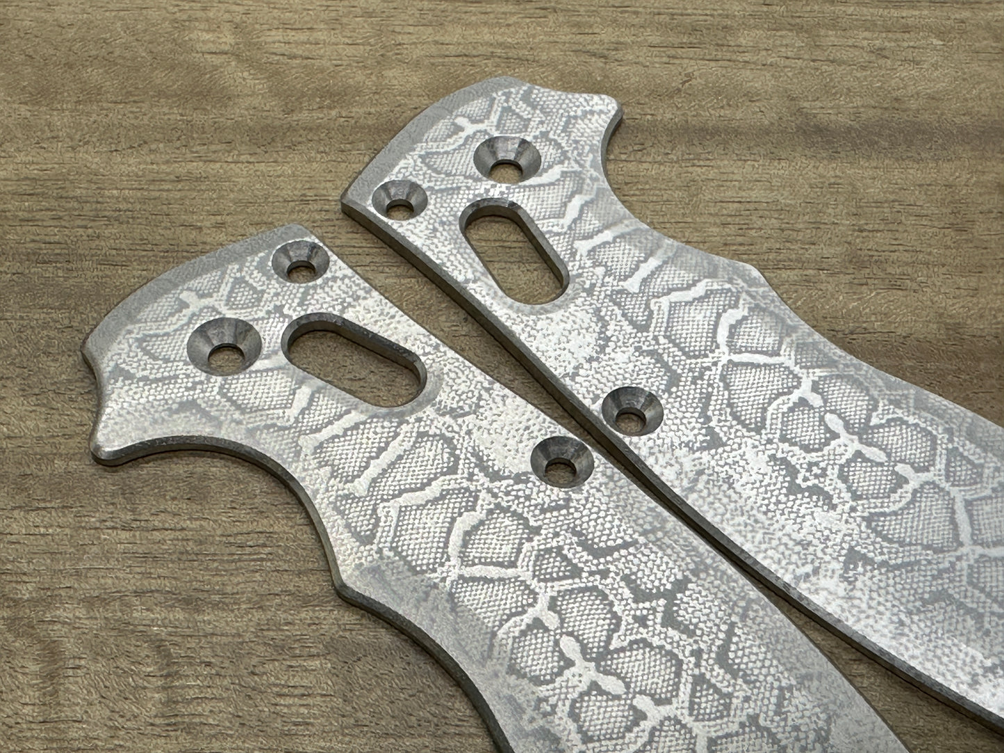 REPTILIAN engraved Titanium scales for Spyderco MANIX 2