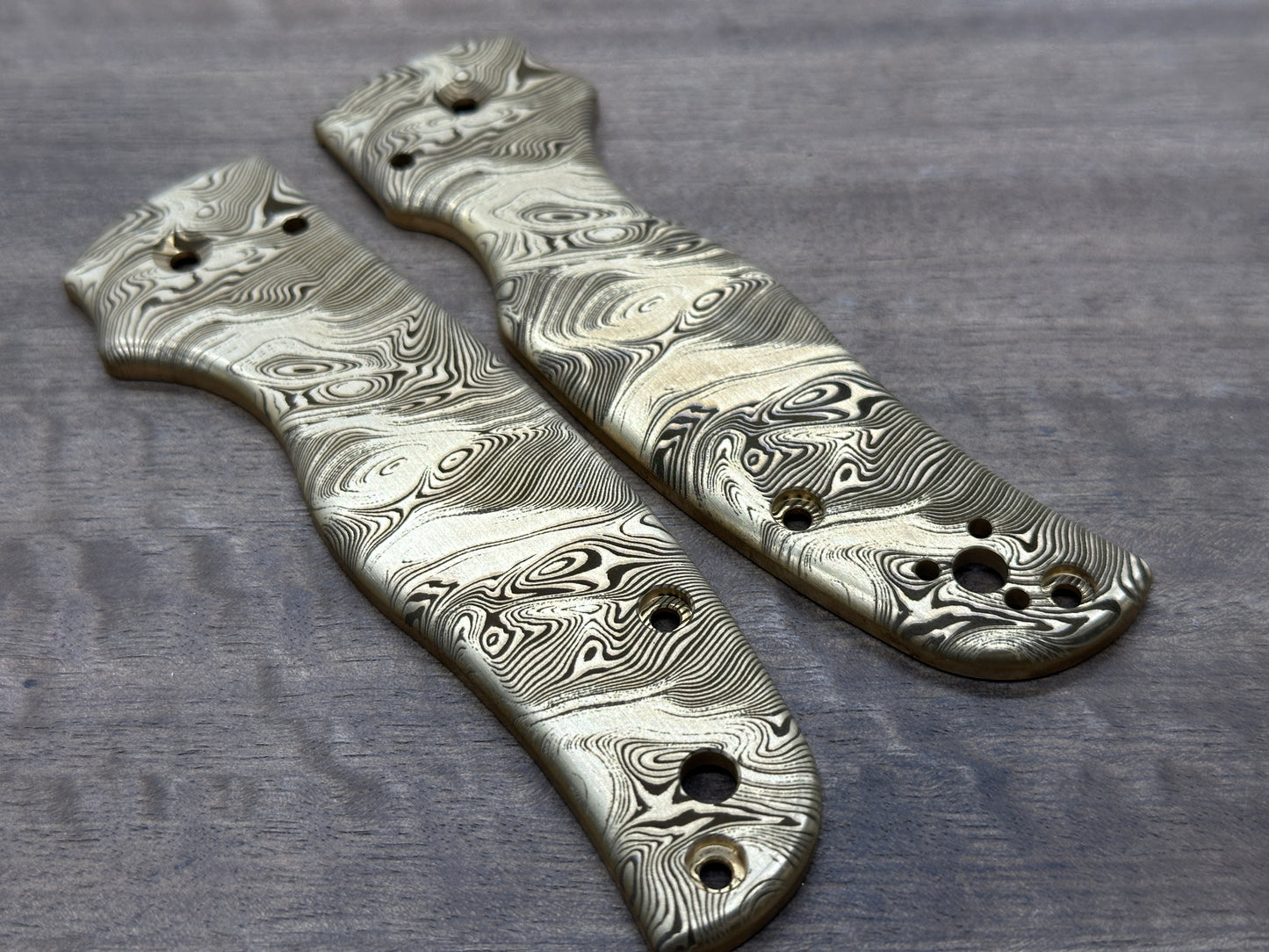 Dama TWIST pattern engraved Brass Scales for SHAMAN Spyderco