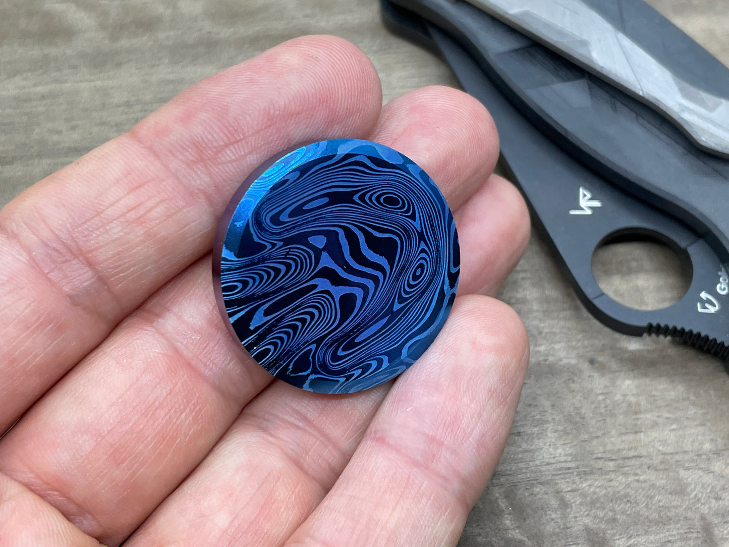4 sizes Dama FISH pattern engraved Flamed Titanium Worry Coin