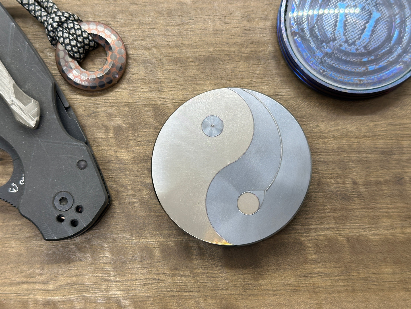 Yin-Yang STROBE effects Titanium GIGA Spinning Top