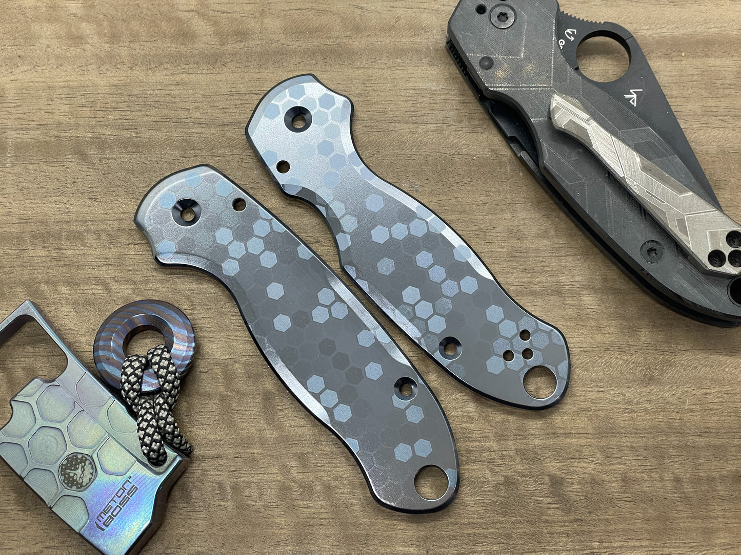 HONEYCOMB Black-Silver heat ano engraved Titanium Scales for Spyderco Para 3