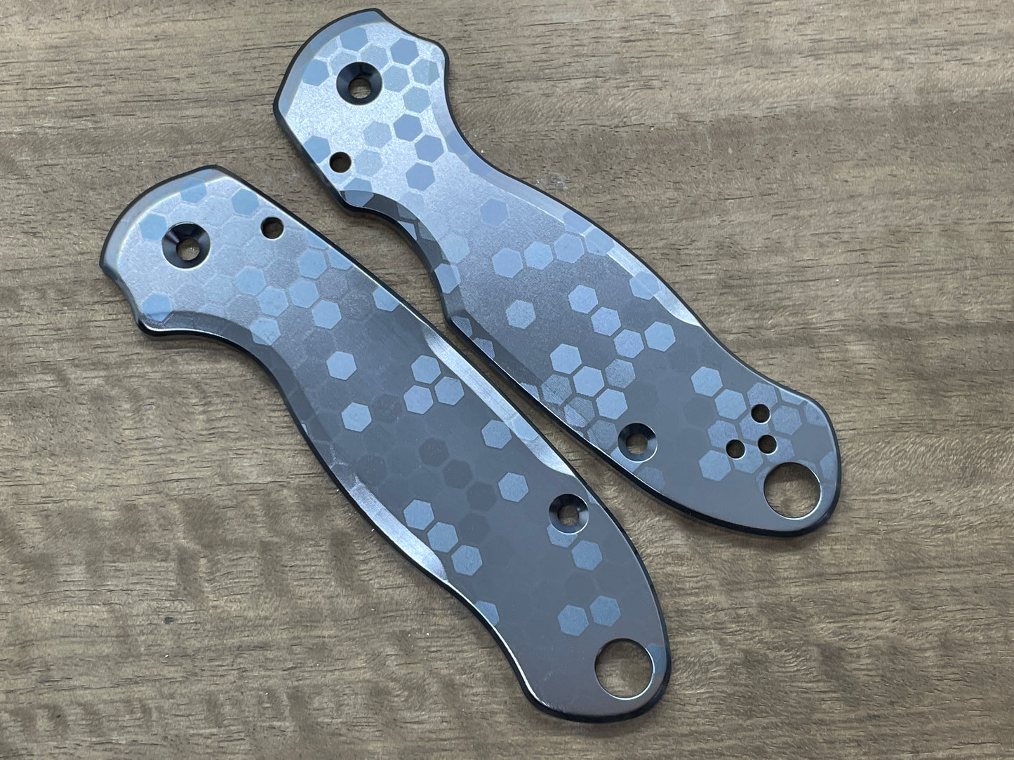 HONEYCOMB Black-Silver heat ano engraved Titanium Scales for Spyderco Para 3