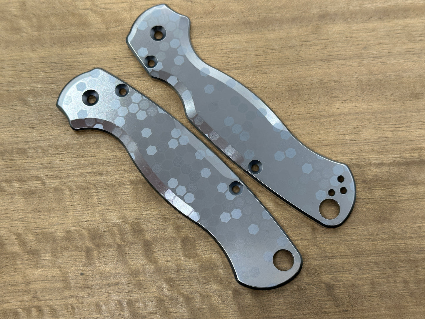 HONEYCOMB Black-Silver Heat ano Titanium scales for Spyderco Paramilitary 2 PM2