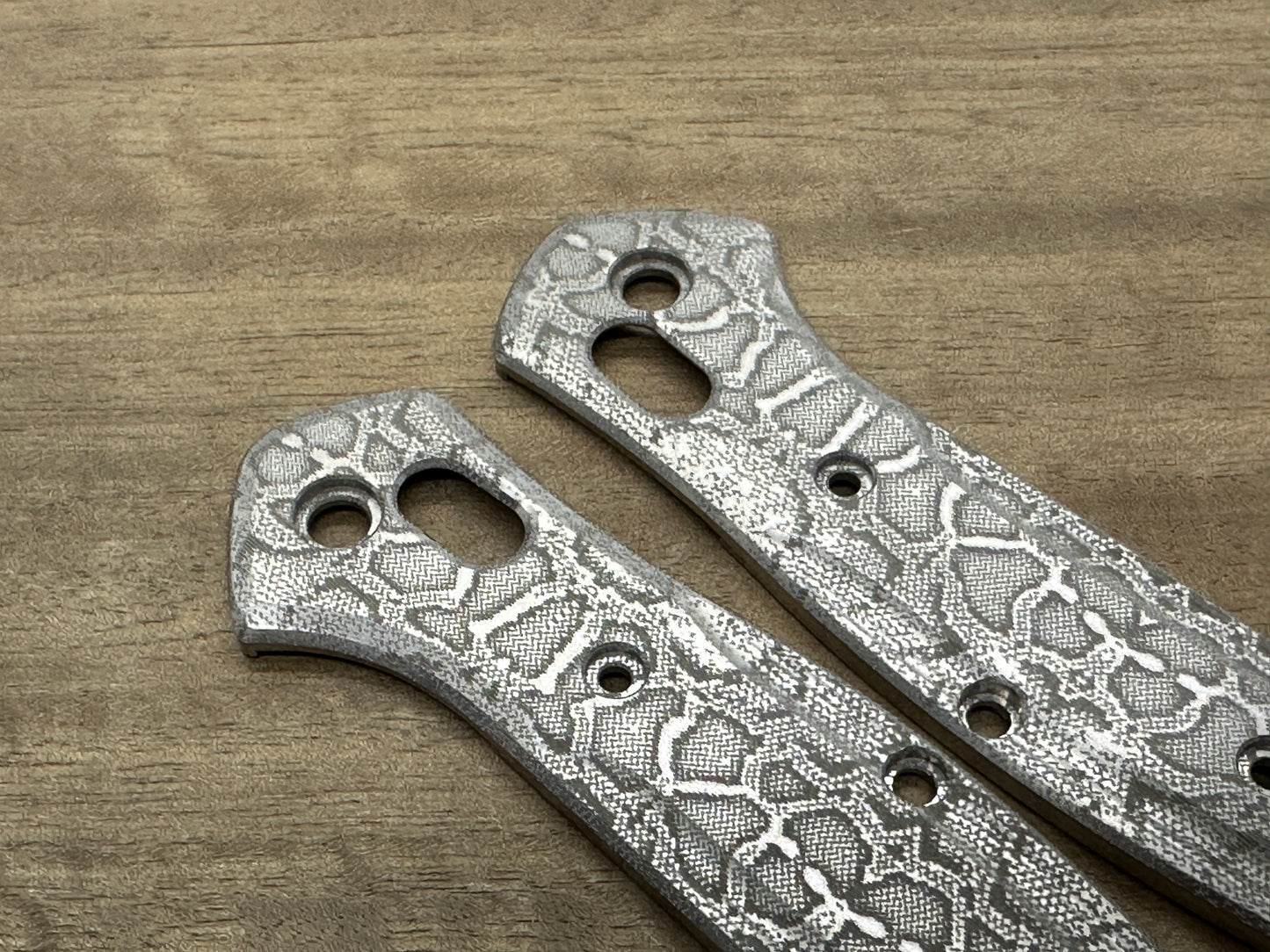 REPTILIAN engraved Titanium Scales for Benchmade 940 Osborne