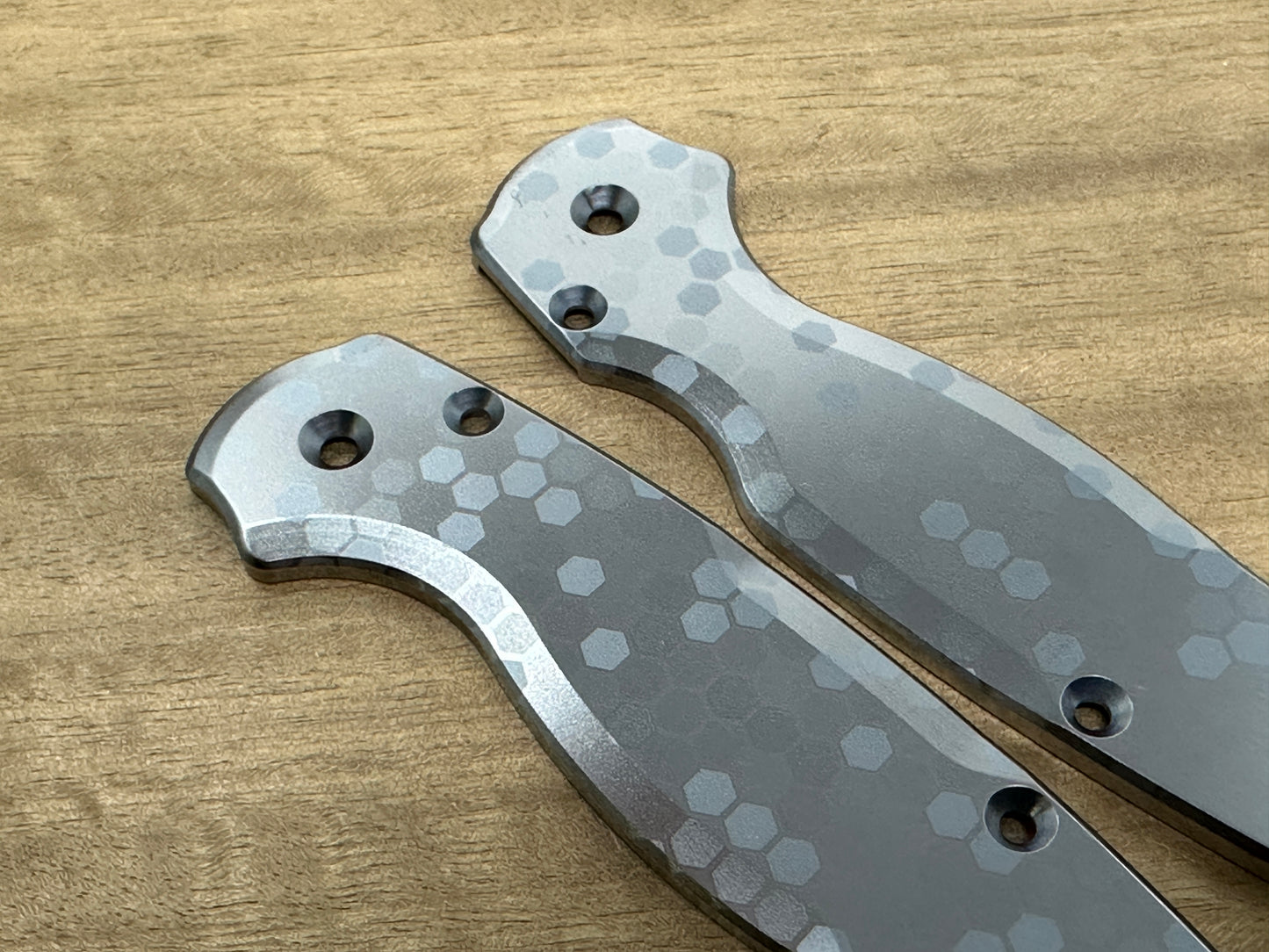 HONEYCOMB Black-Silver Heat ano Titanium scales for Spyderco Paramilitary 2 PM2