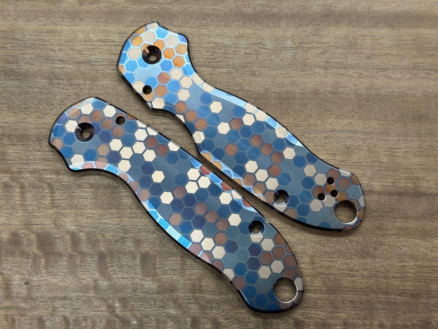 Blue-Silver HONEYCOMB heat ano engraved Titanium Scales for Spyderco Para 3