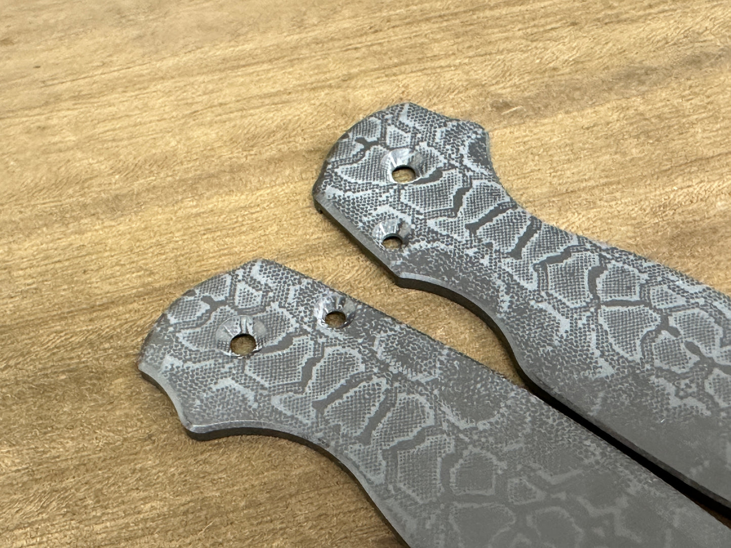 REPTILIAN Engraved black Zirconium scales for Spyderco Paramilitary 2 PM2