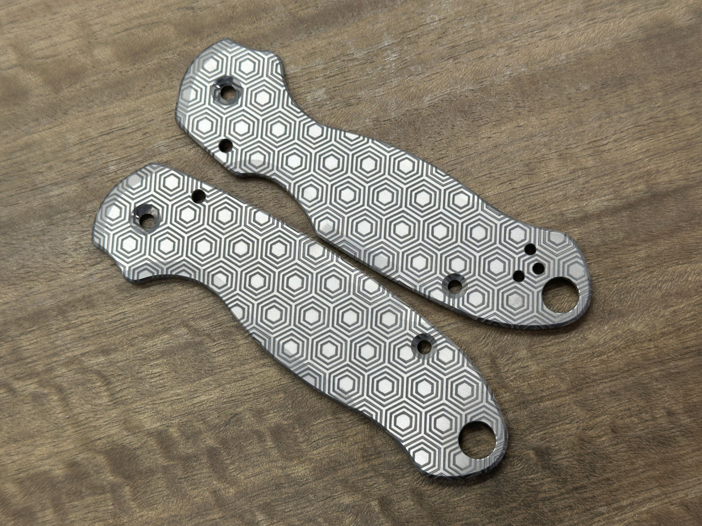 HONEYCOMB engraved Titanium Scales for Spyderco Para 3