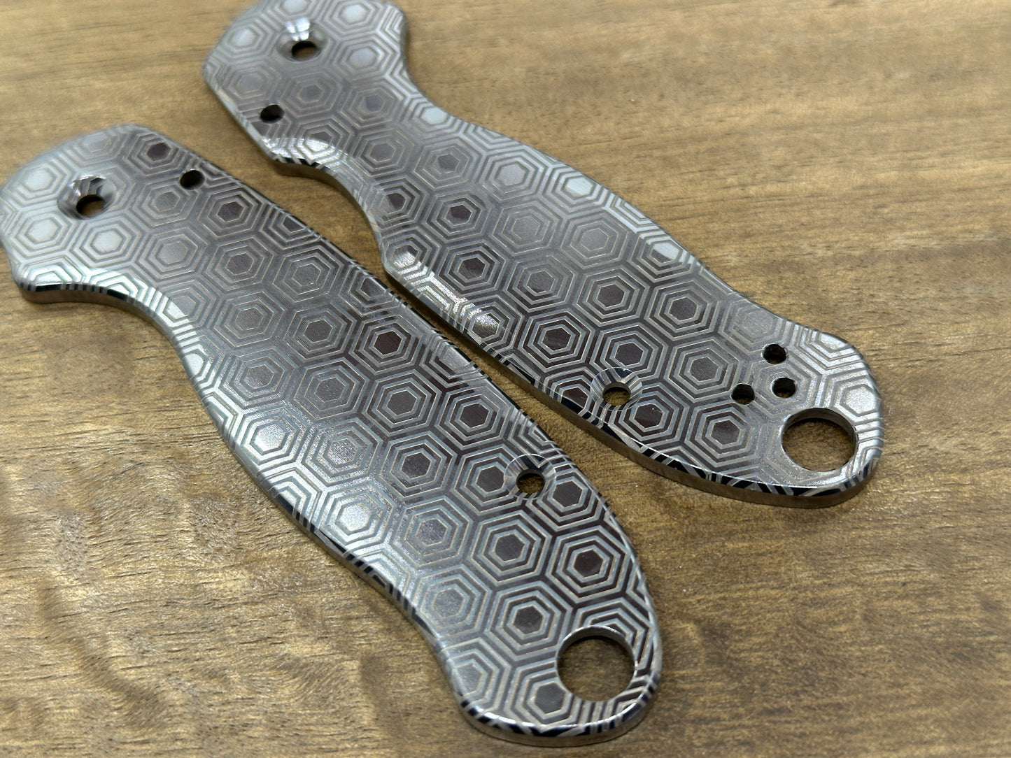 HONEYCOMB Black engraved Titanium Scales for Spyderco Para 3