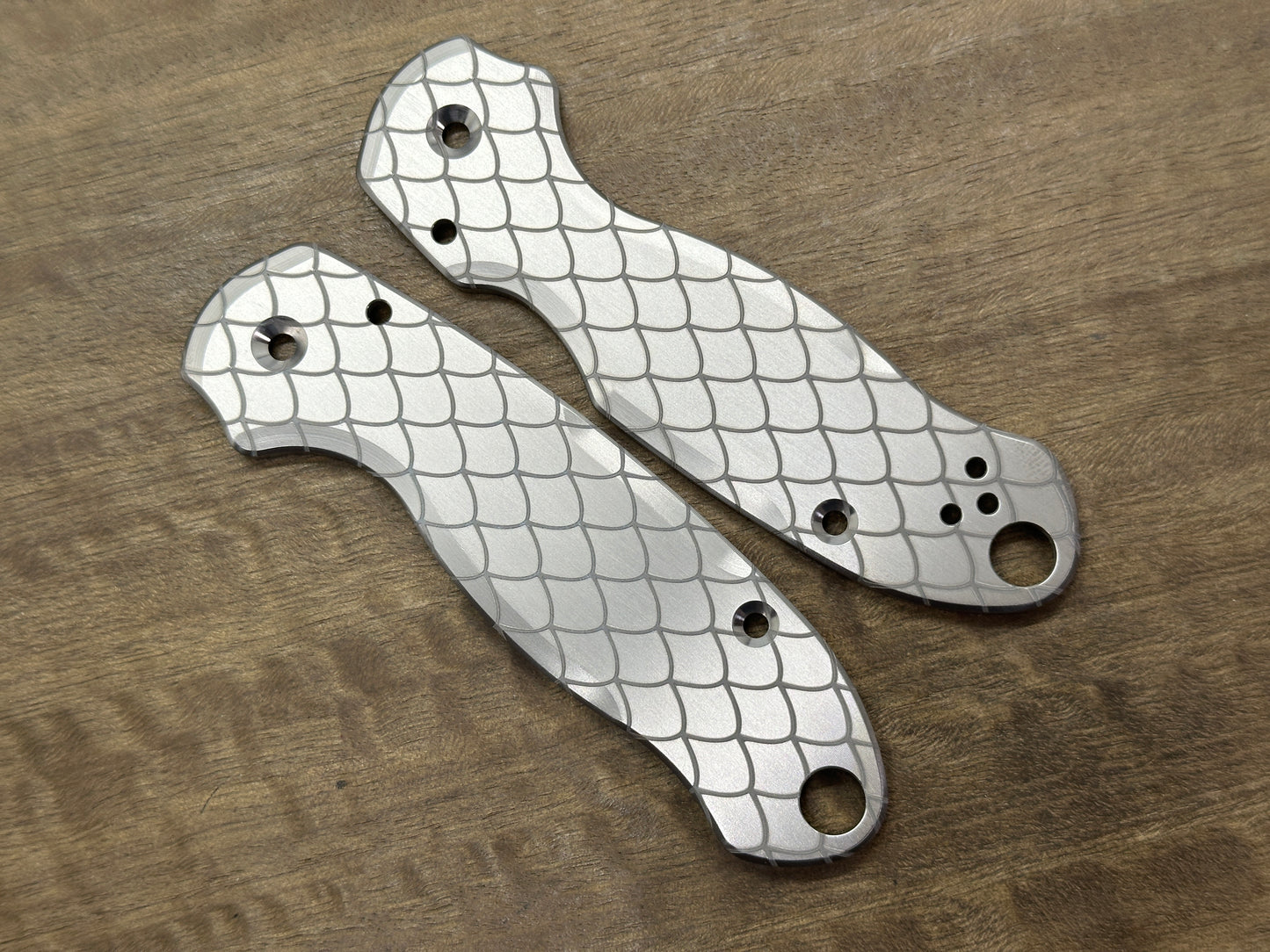 DRAGONSKIN engraved Titanium Scales for Spyderco Para 3