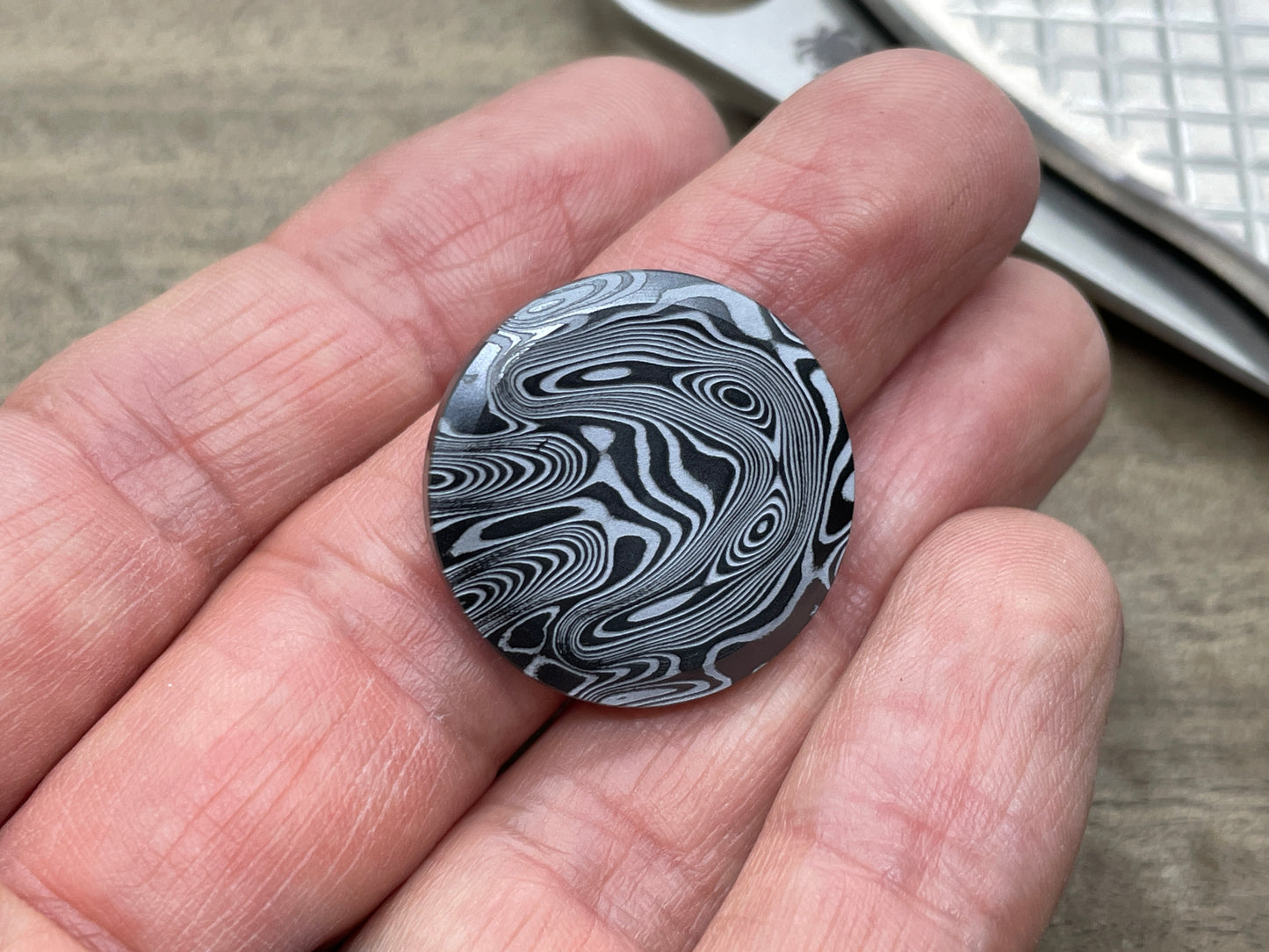 4 sizes Dama FISH pattern engraved Black Zirconium Worry Coin