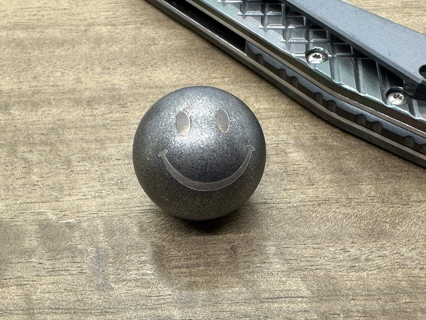 1" SMILEY Solid Battle Warn Titanium SPHERE + Glow in the dark stand