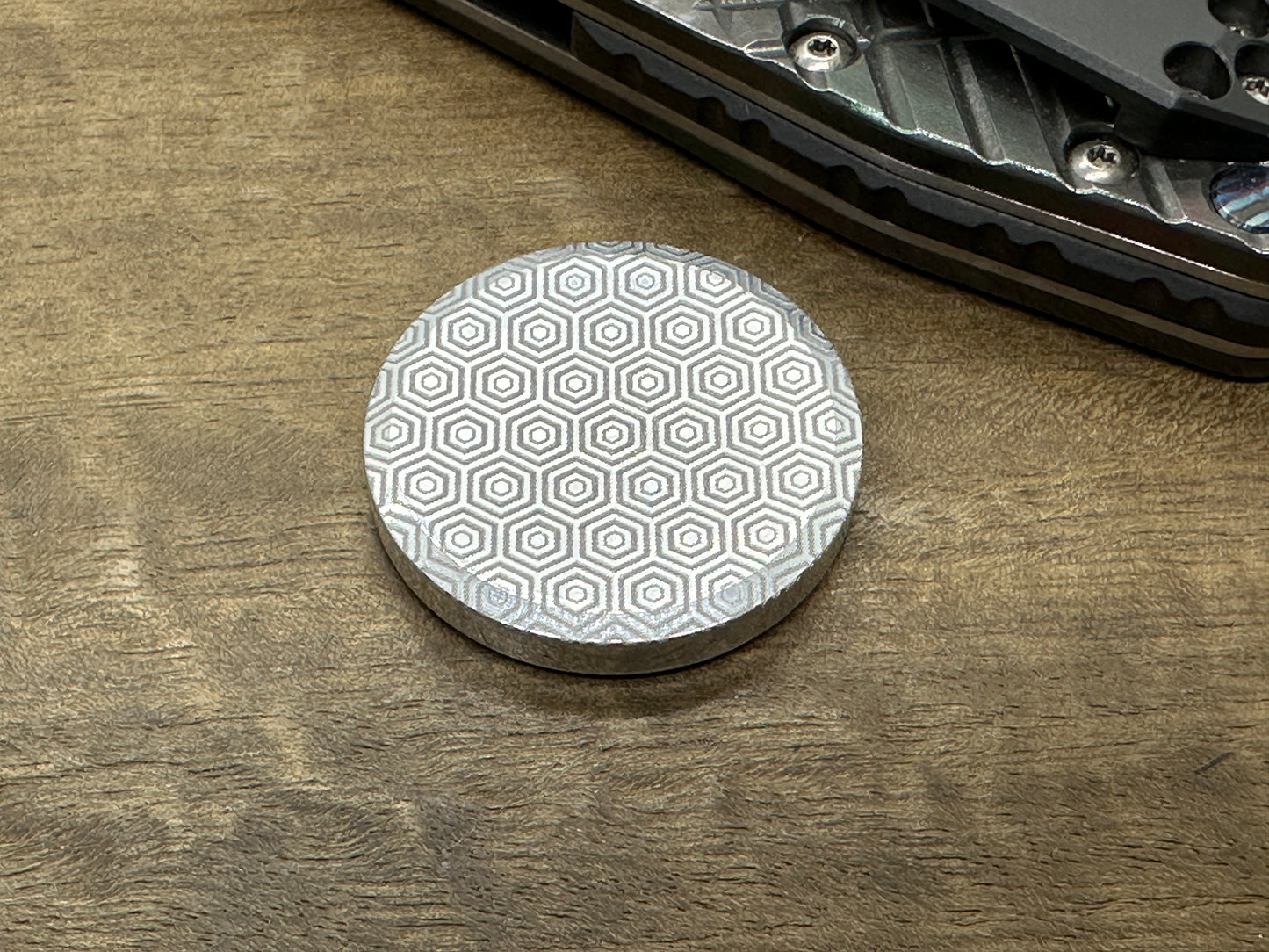 4 sizes HONEYCOMB engraved Aluminum Worry Coin