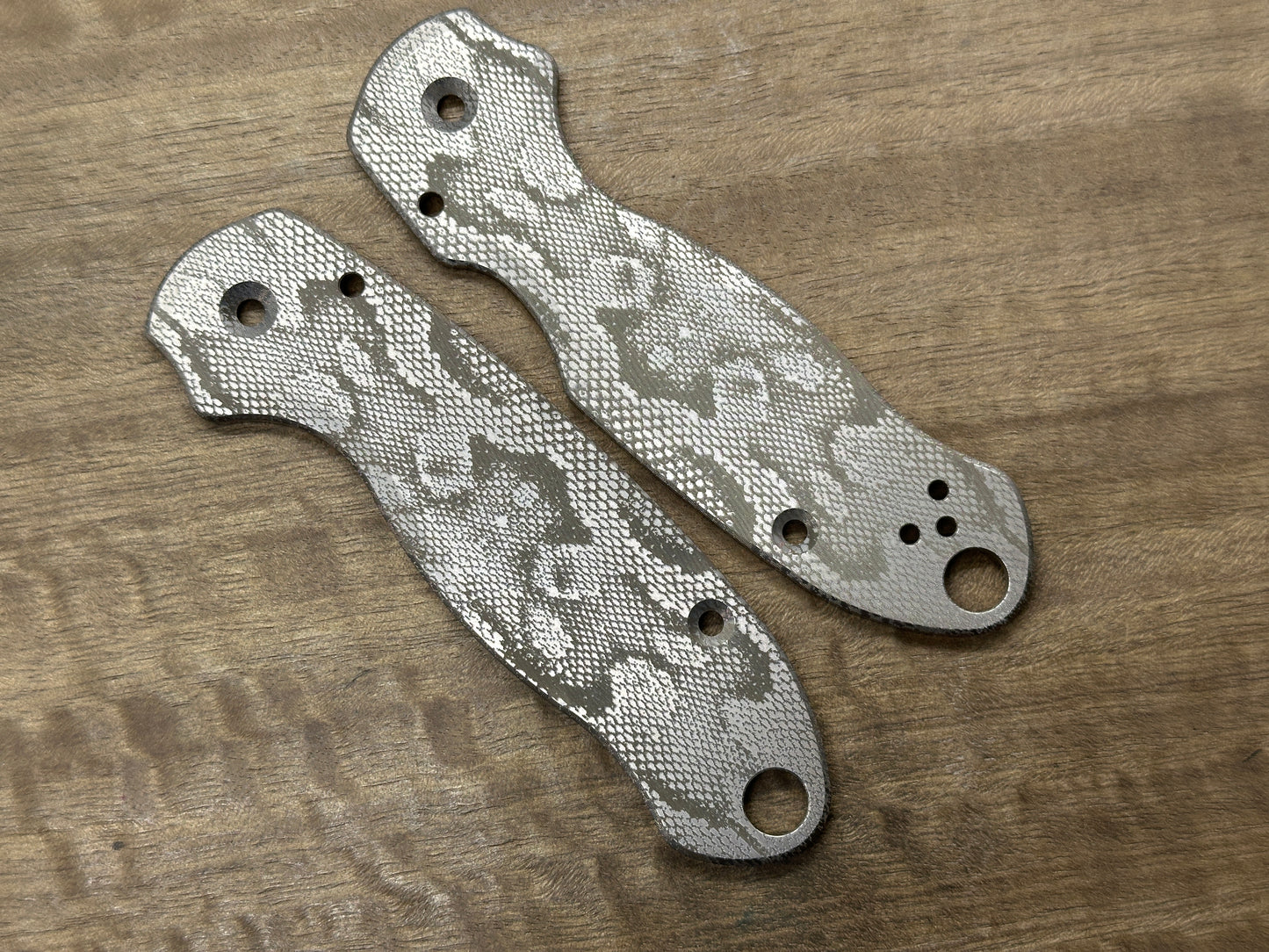 REPTILIAN v2 engraved Titanium Scales for Spyderco Para 3