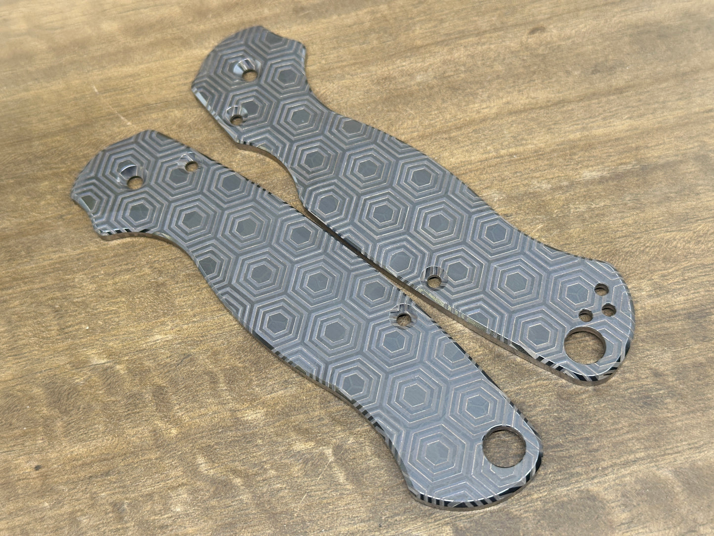 Black HONEYCOMB engraved Titanium scales for Spyderco Paramilitary 2 PM2