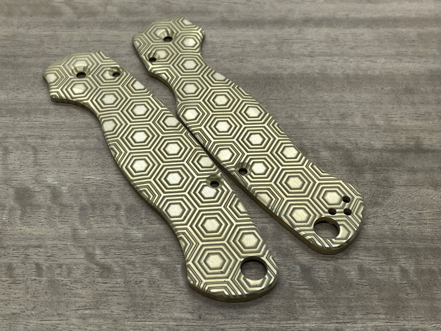 HONEYCOMB engraved brass scales for Spyderco Paramilitary 2 PM2