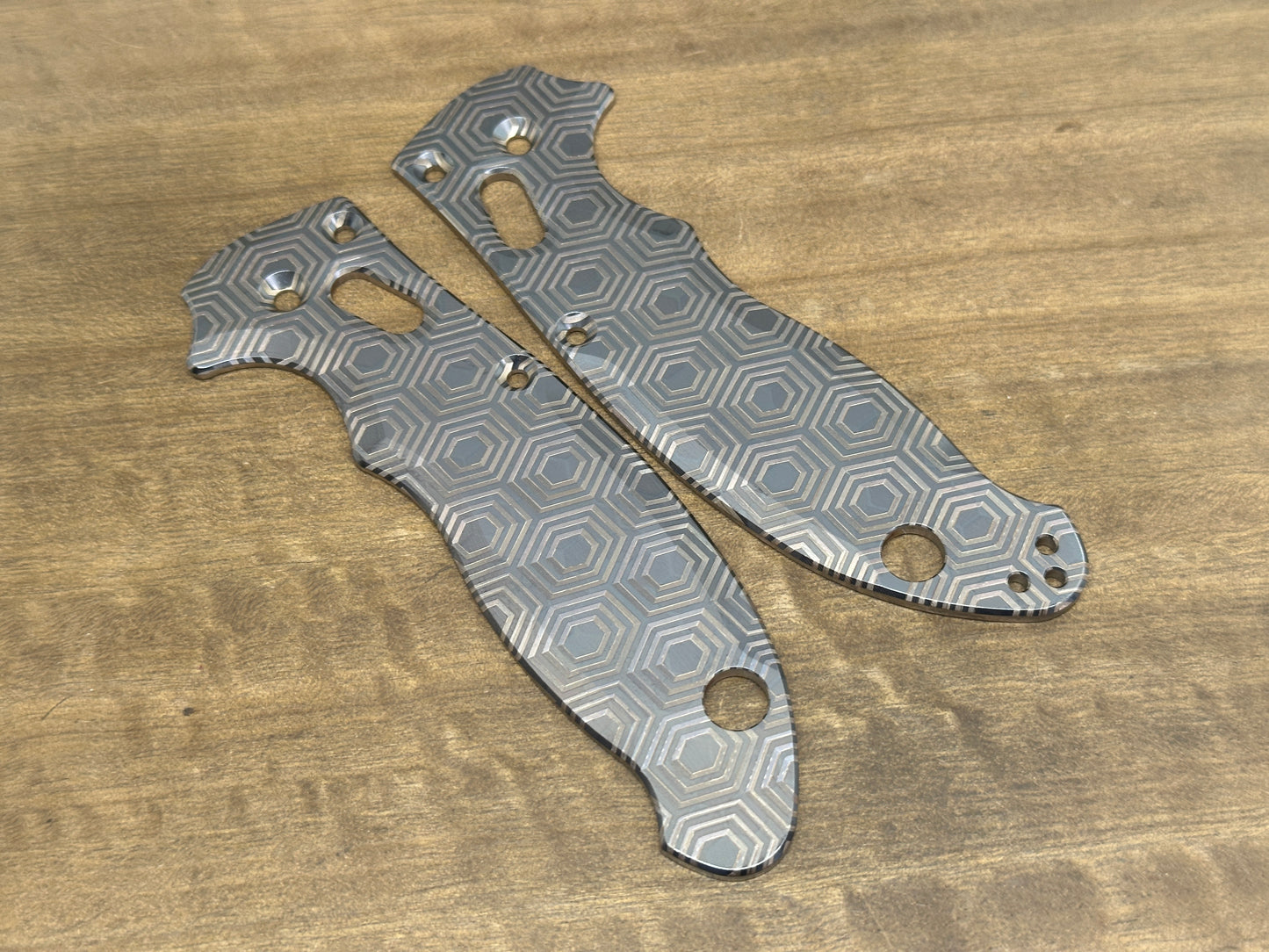 HONEYCOMB Black engraved Titanium scales for Spyderco MANIX 2