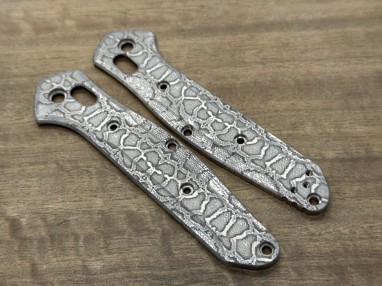 REPTILIAN engraved Titanium Scales for Benchmade 940 Osborne