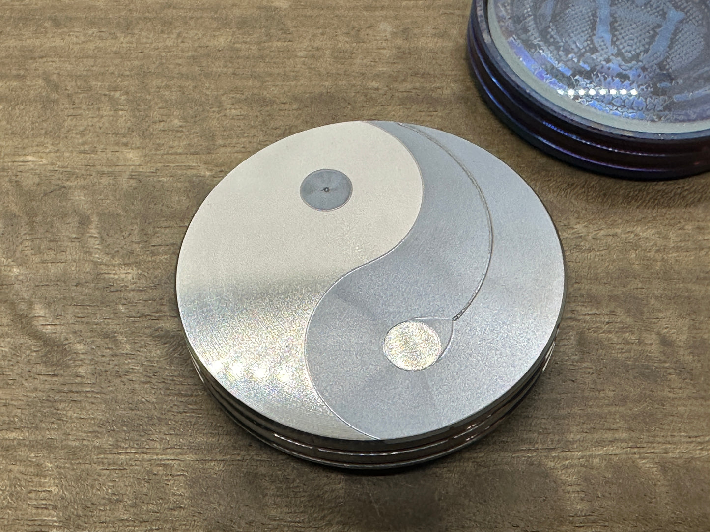 Yin-Yang STROBE effects Titanium GIGA Spinning Top