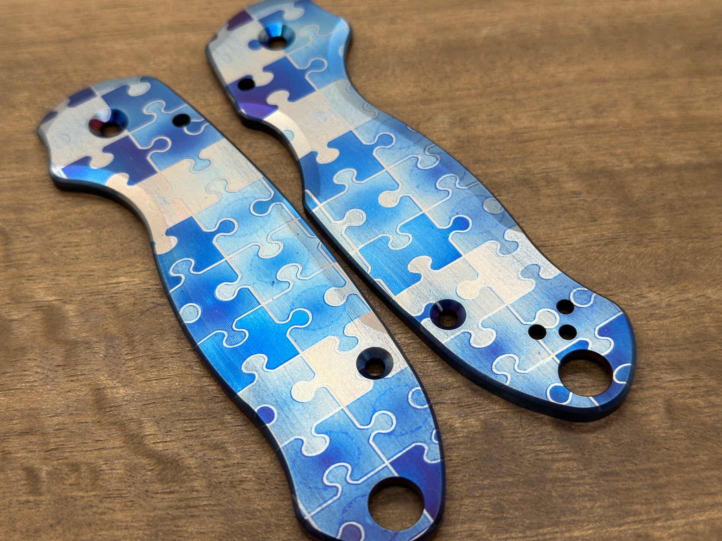 JIGSAW PUZZLES Blue Flamed heat ano engraved Titanium Scales for Spyderco Para 3