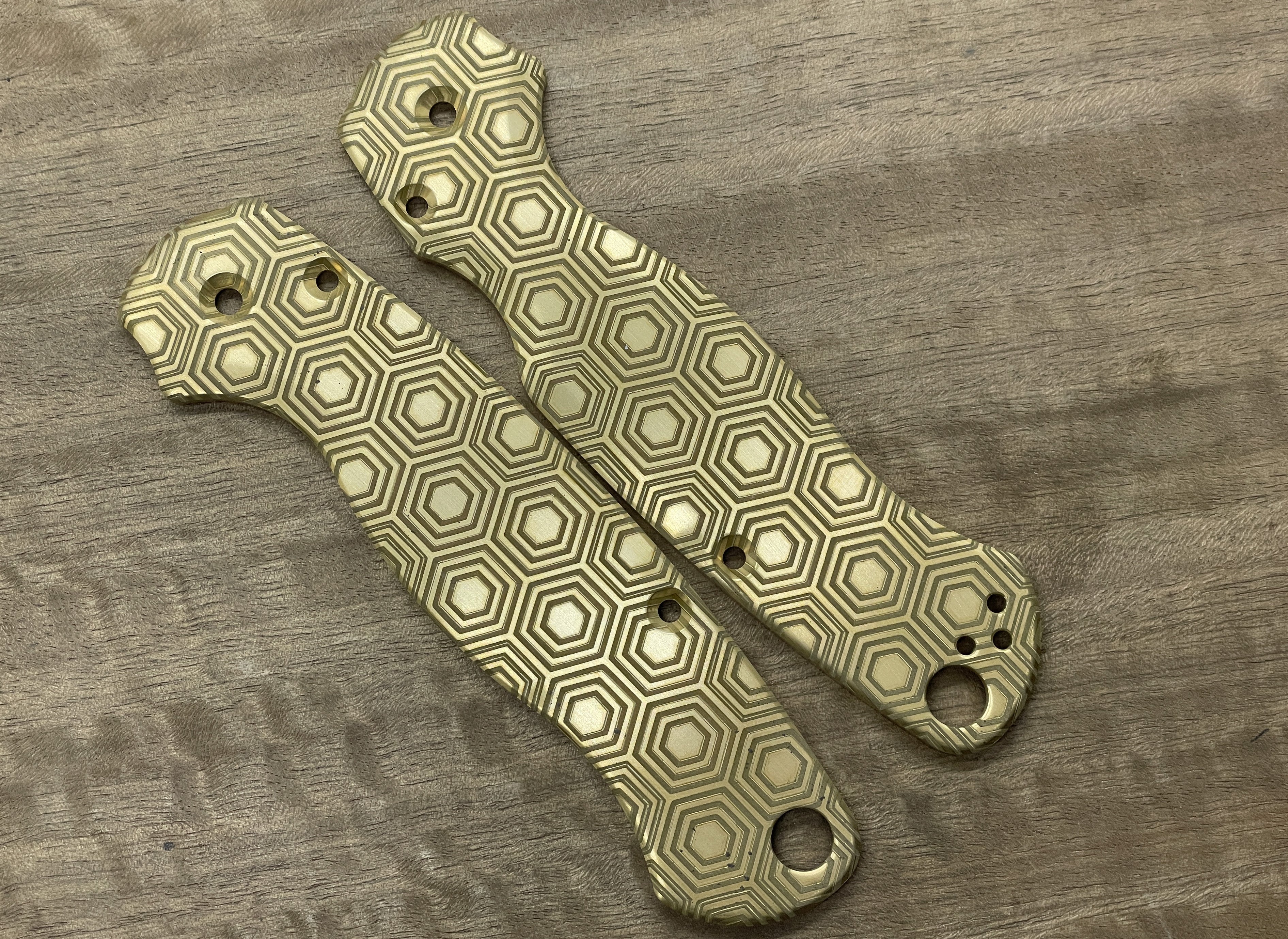 HONEYCOMB engraved brass scales for Spyderco Paramilitary 2 PM2