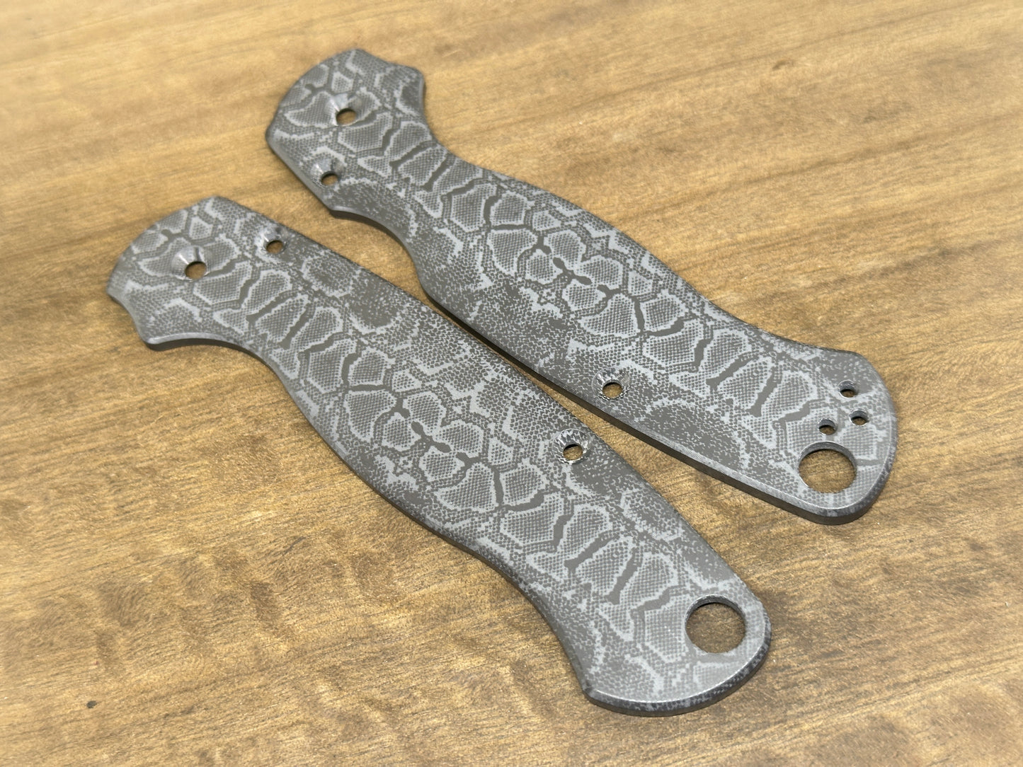 REPTILIAN Engraved black Zirconium scales for Spyderco Paramilitary 2 PM2