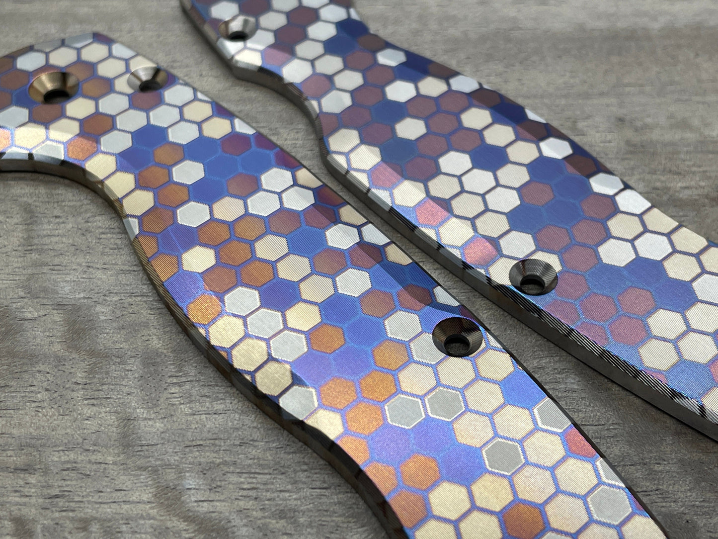 Golden HONEYCOMB Heat ano engraved Ti scales for Spyderco Paramilitary 2 PM2